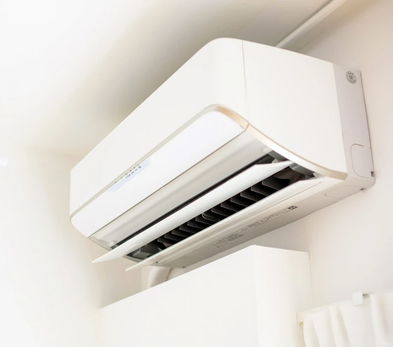 Extérieur d'un bâtiment moderne avec mur en briques, grandes baies vitrées