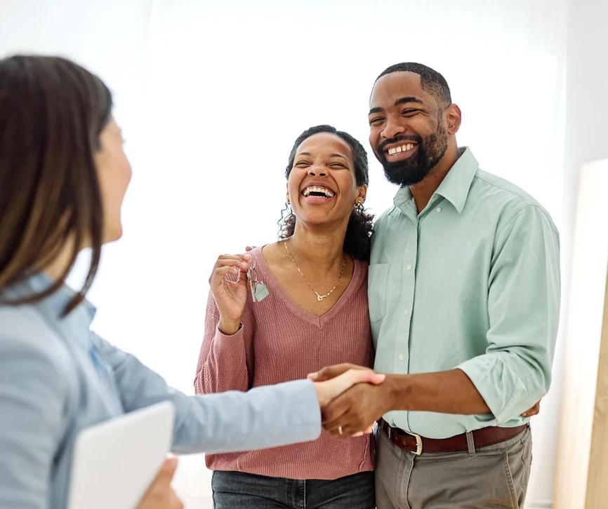 Scène extérieure devant maison moderne avec deux professionnels discutant près d'une unité de climatisation